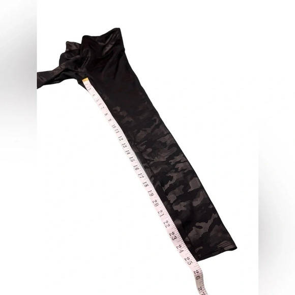 SPANX Womens Faux Leather Camo Leggings Size S Petite Elastic Waist Shaping - Picture 8 of 10